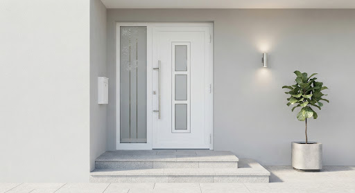 Białe drzwi wejściowe PVC z przeszkleniem