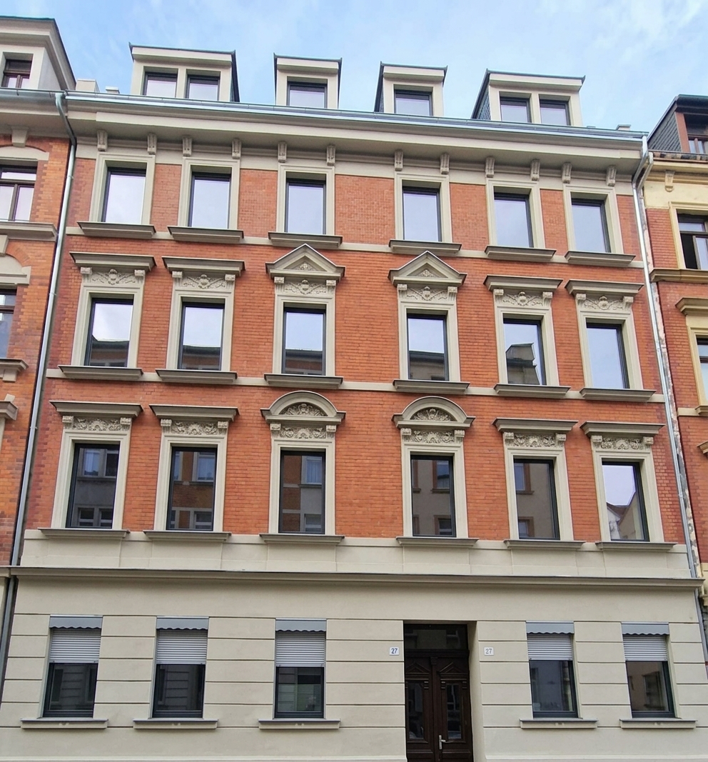 Nachher: Sanierte Gründerzeitfassade mit 3-fach Isolierglas
