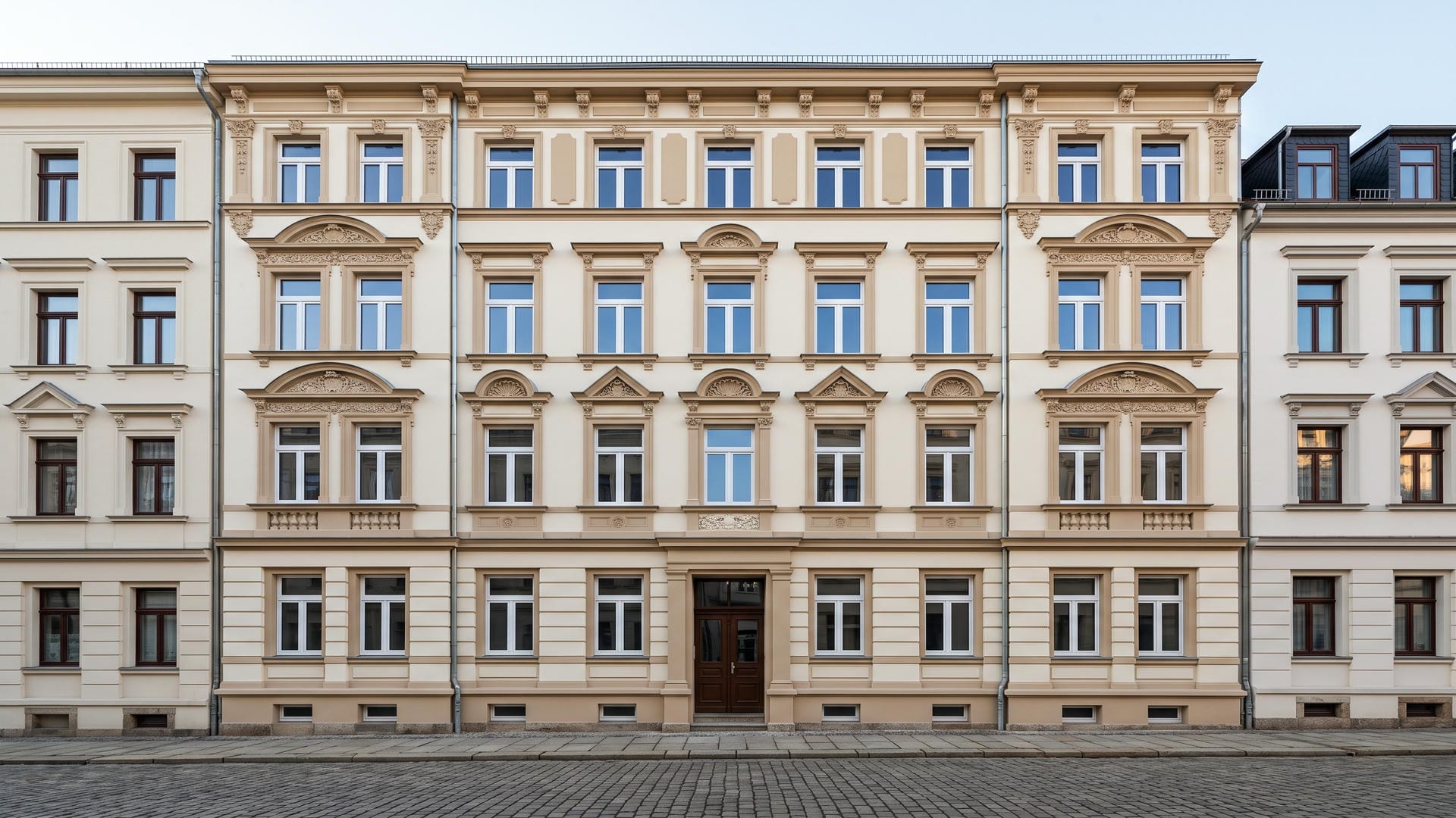 Sanierte Gründerzeitfassade in Chemnitz mit neuen Fenstern
