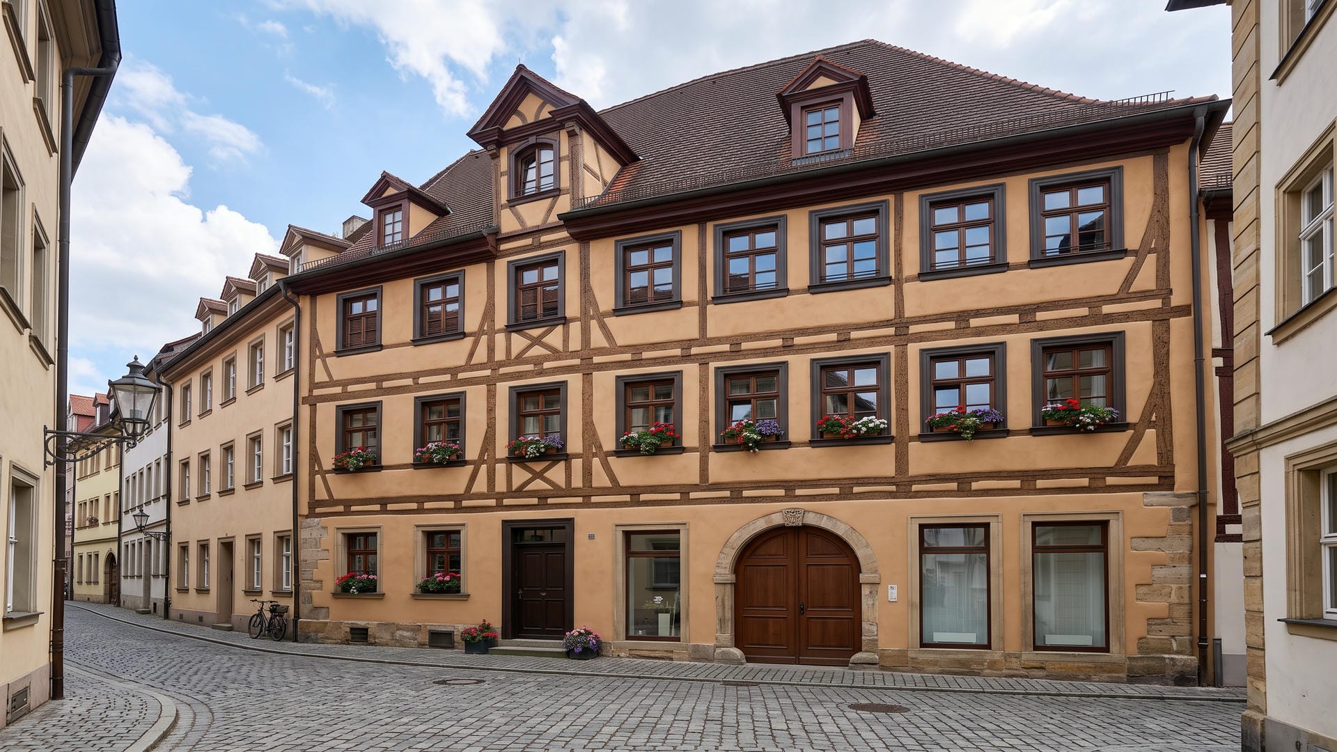 Historische Altstadtfassade in Ingolstadt mit neuen Fenstern